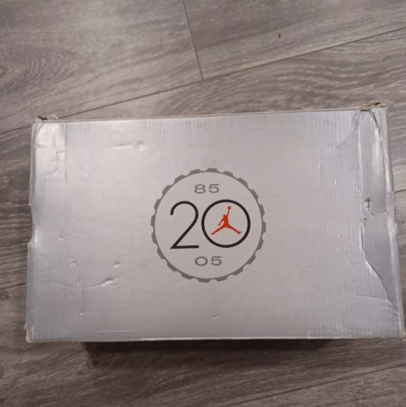 Nike retro 13 size 6y dark red and white. Used in great shape with box and recei - Picture 3 of 13